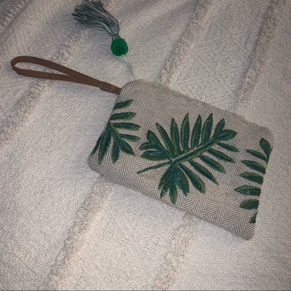 Tropical natural weave palm leaf wristlet - Picture 2 of 6